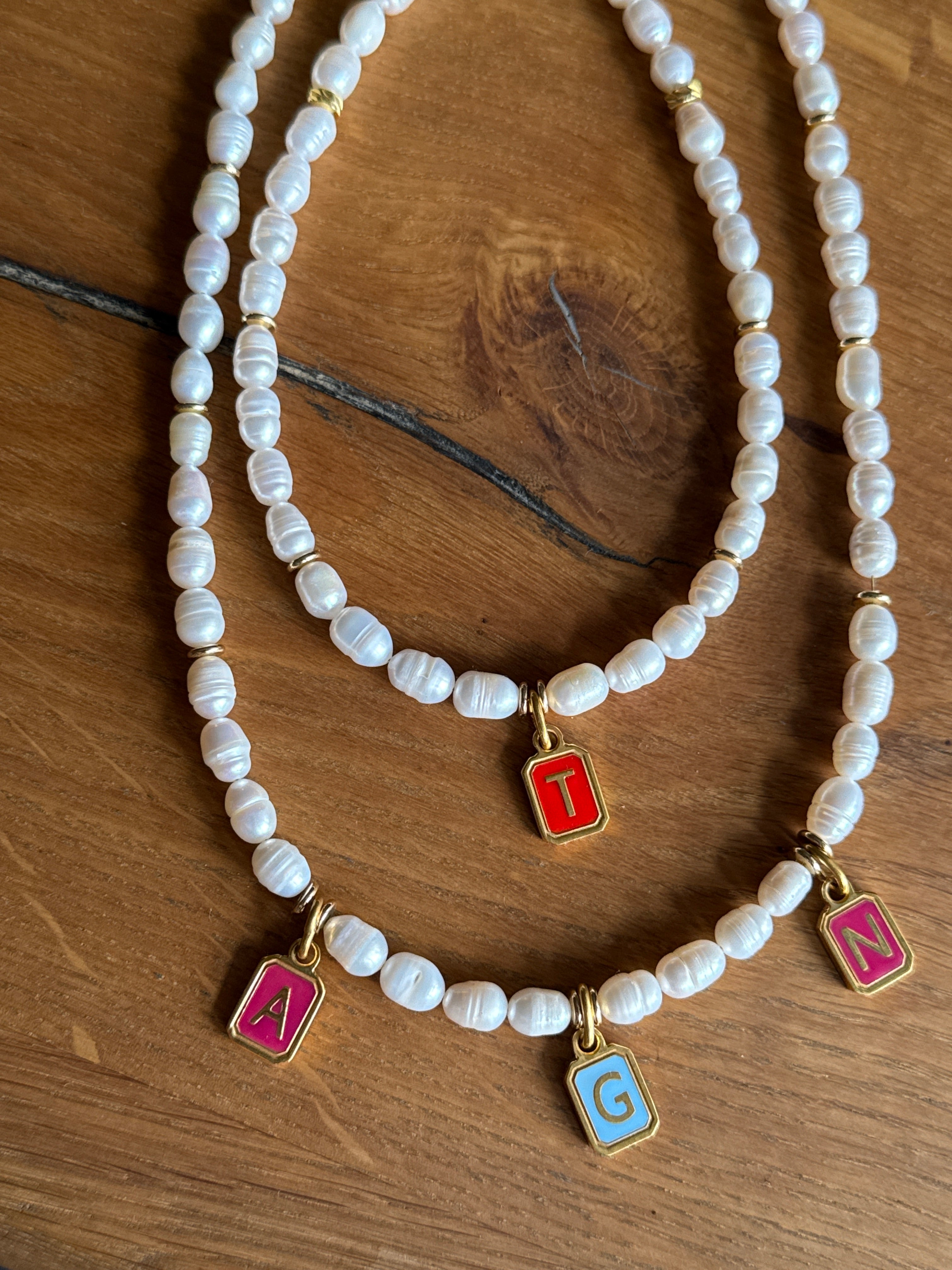 მარგალიტის ყელსაბამი კულონით ინიციალი