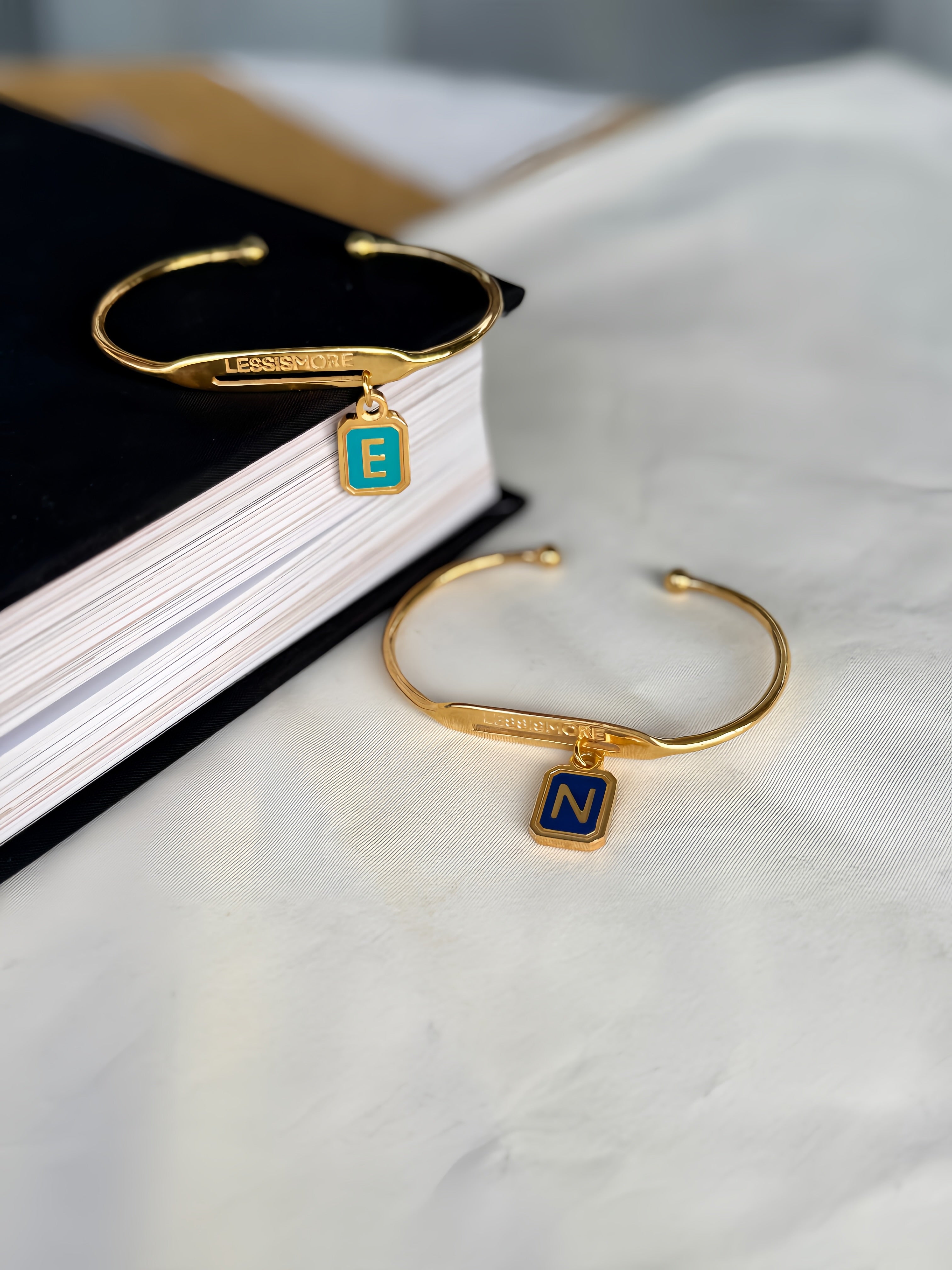 სამაჯური ინიციალებით