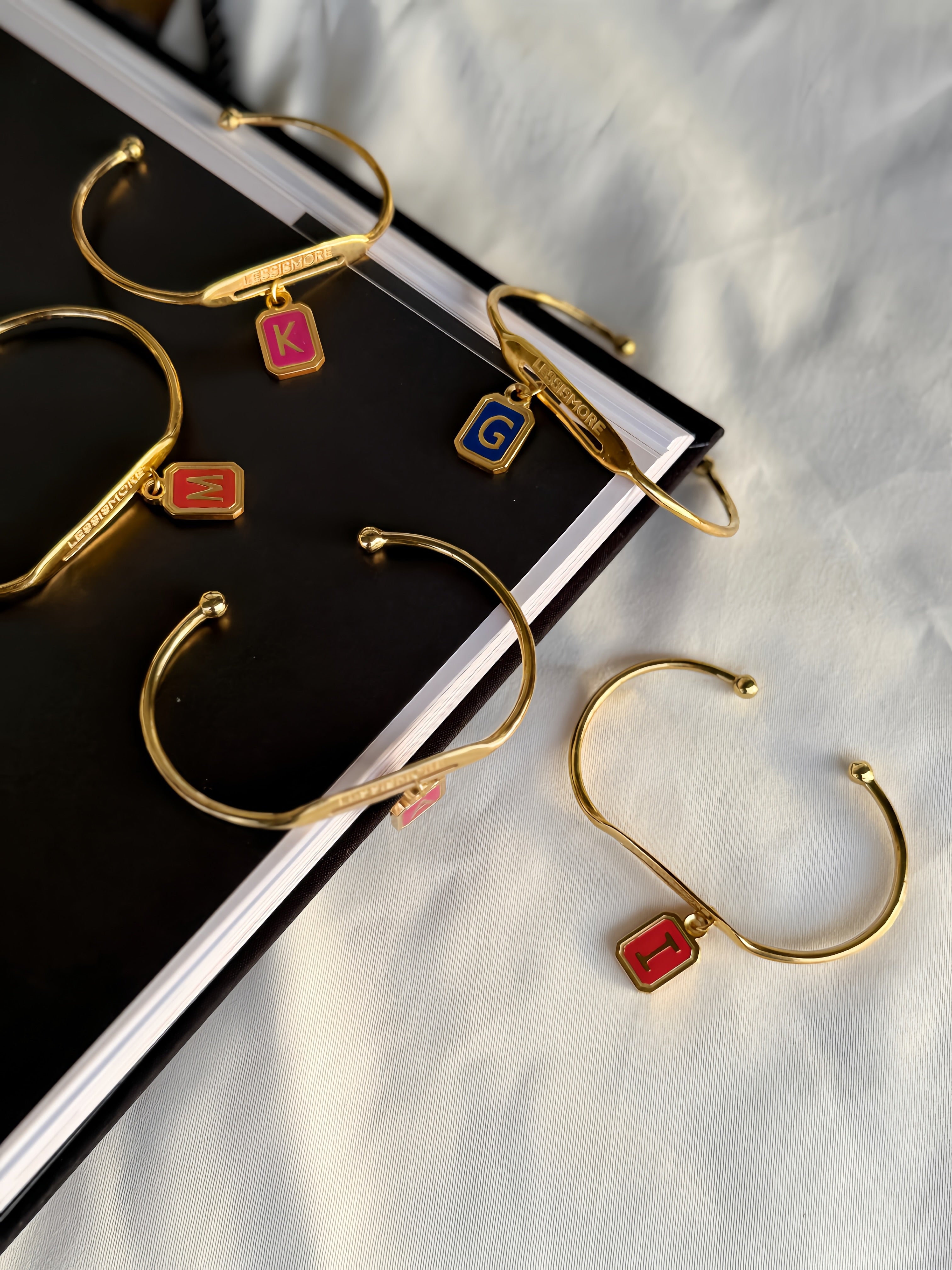 სამაჯური ინიციალებით