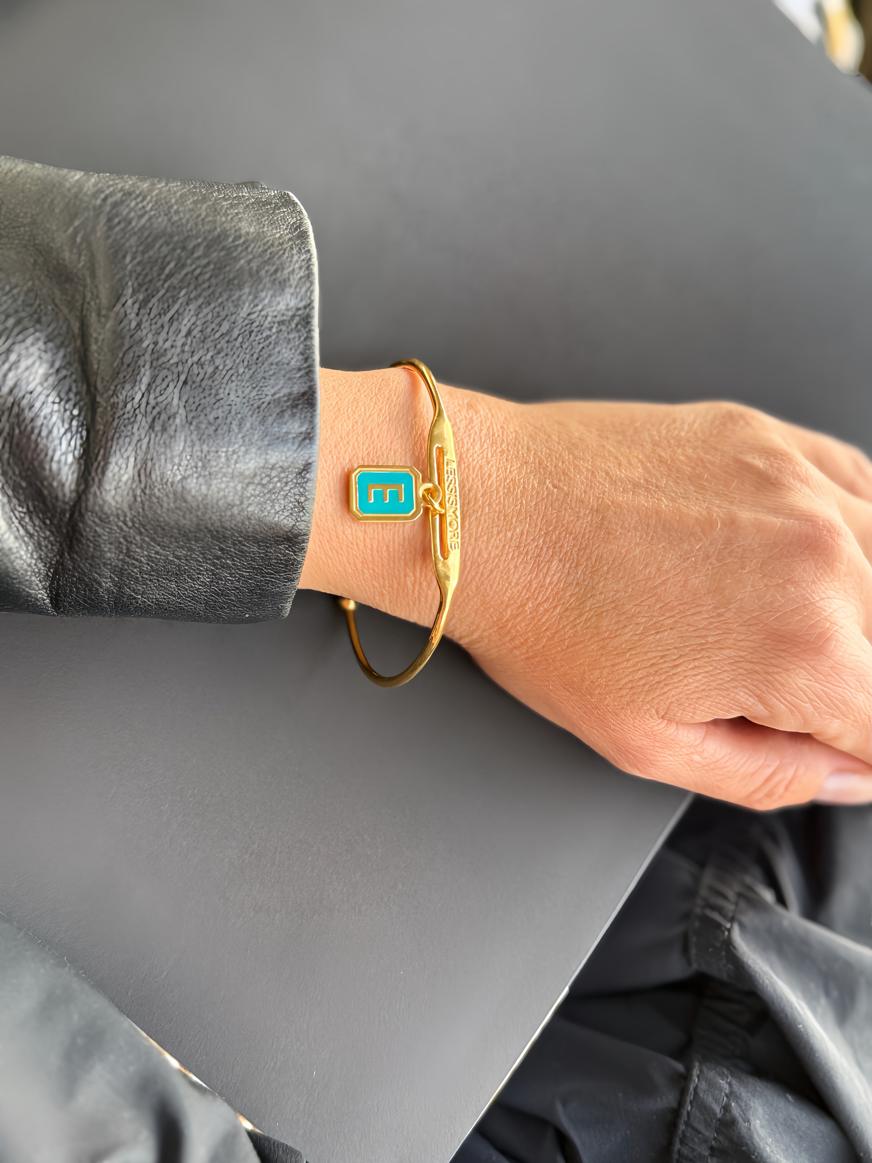 სამაჯური ინიციალებით