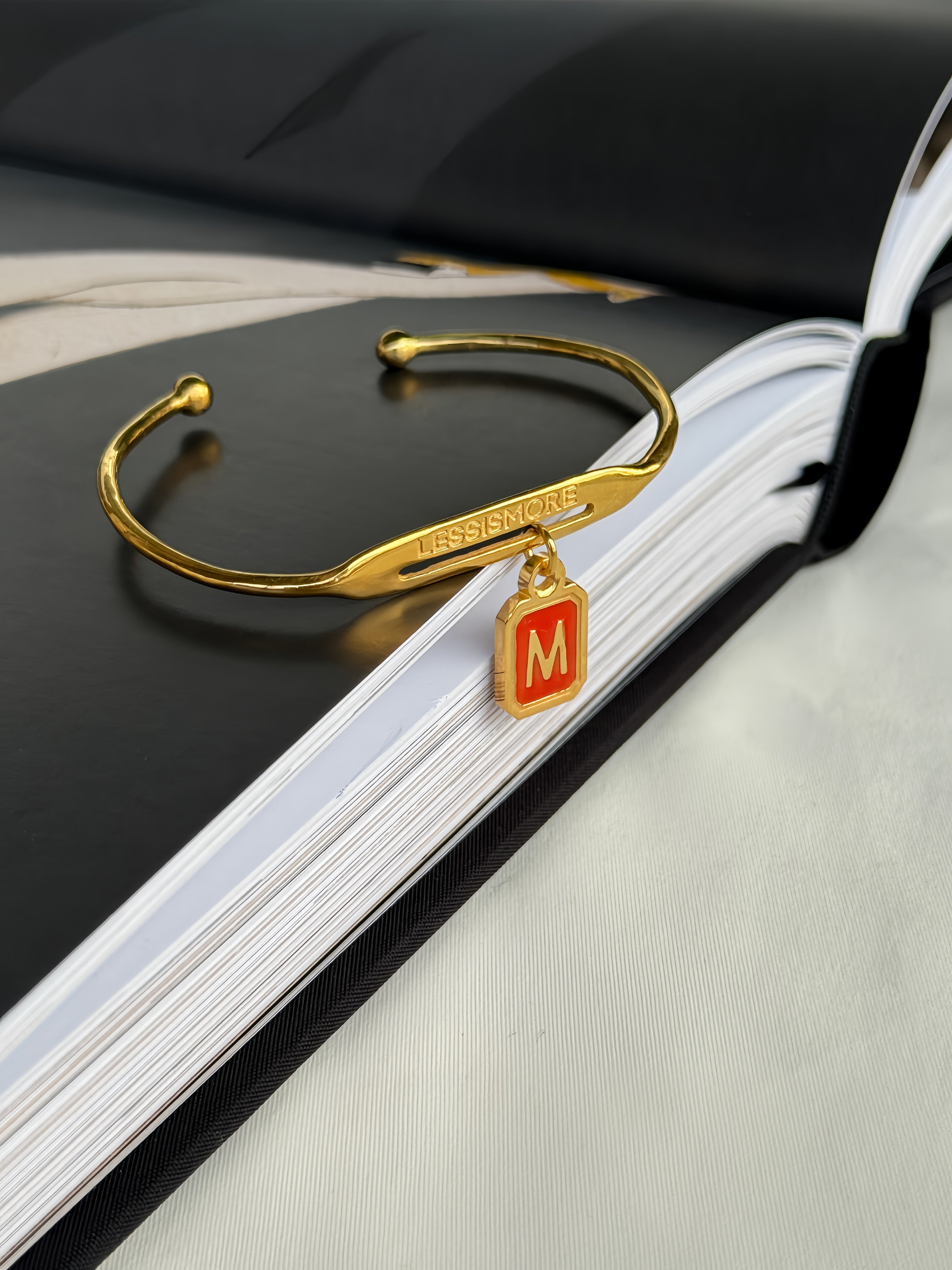 სამაჯური ინიციალებით